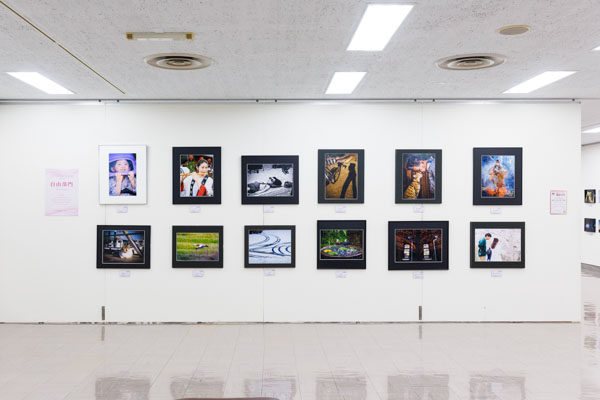 岡山の写真コンテストOKAYAMA PHOTO AWARD 2024 の会場風景写真。倉敷市立美術館１階で全149点の全紙やA2部門によりA3の写真を展示しました