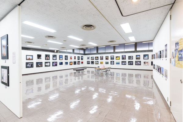 岡山の写真コンテストOKAYAMA PHOTO AWARD 2024 の会場風景写真。倉敷市立美術館１階で全149点の全紙やA2部門によりA3の写真を展示しました