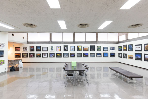 小学生、中学生、高校生も参加できる岡山の写真コンテスト「OKAYAMA PHOTO AWARD 2025」 の会場の様子