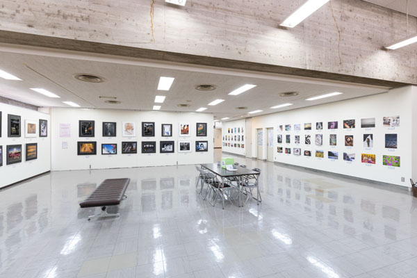 小学生、中学生、高校生も参加できる岡山の写真コンテスト「OKAYAMA PHOTO AWARD 2025」 の会場の様子