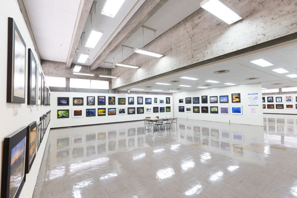 小学生、中学生、高校生も参加できる岡山の写真コンテスト「OKAYAMA PHOTO AWARD 2026」 の会場の様子