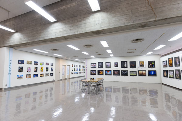 小学生、中学生、高校生も参加できる岡山の写真コンテスト「OKAYAMA PHOTO AWARD 2026」 の会場の様子