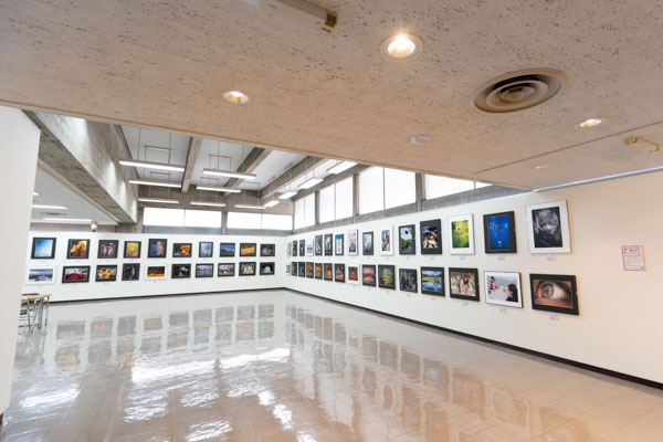 小学生、中学生、高校生も参加できる岡山の写真コンテスト「OKAYAMA PHOTO AWARD 2026」 の会場の様子